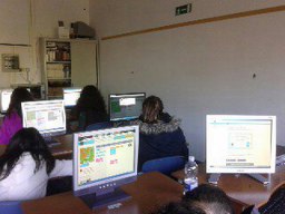 Ragazzi nel laboratorio d'informatica durante l'Houre of Code